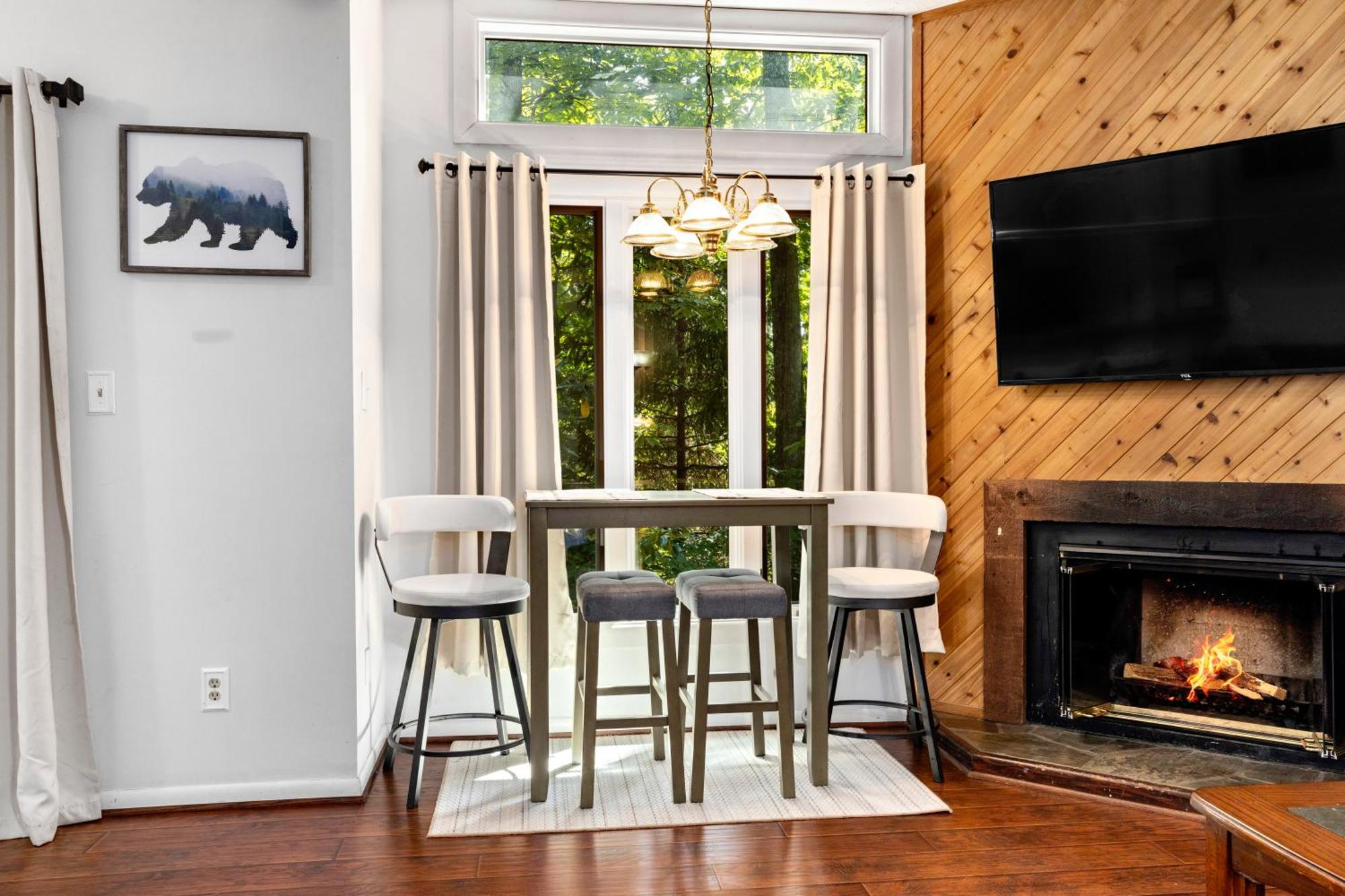 Cozy Condo In Wintergreen Resort That Sleeps 4! Lyndhurst Exterior photo